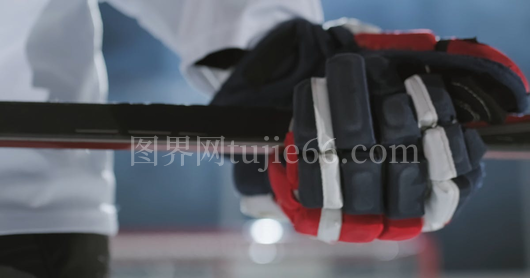 人物手握冰球棍瞬间