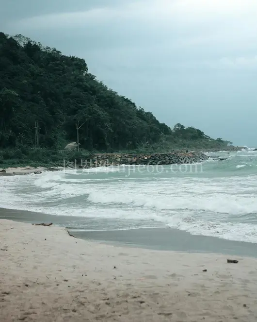 印度尼西亚班顿海滩绿意盎然海浪轻拂