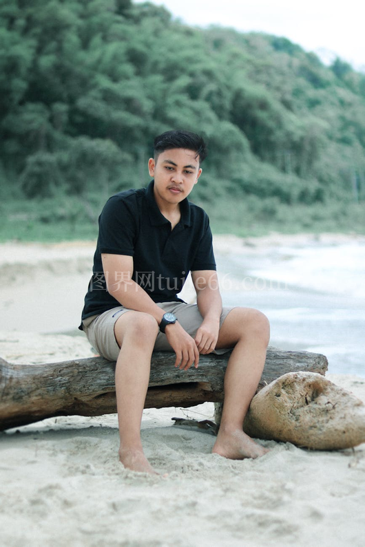 印度尼西亚海滩男子享受宁静时光