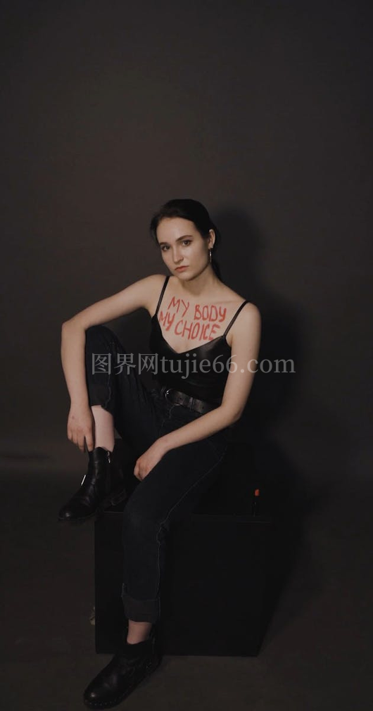 女性平台静坐景致