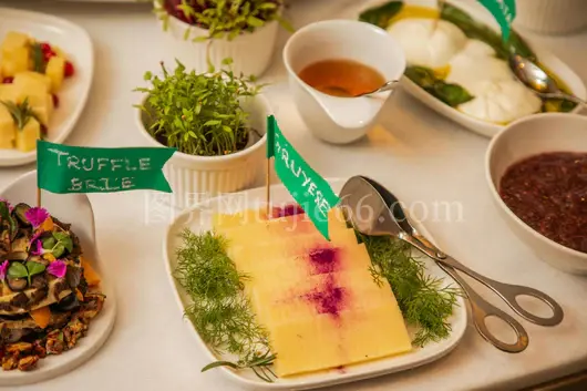 黑松露布里耶奶酪搭配格鲁耶尔香草盘