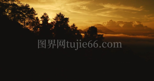 黄金时刻海云映照