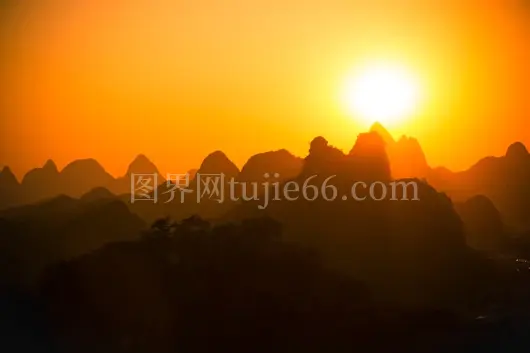 黄金时刻山脉剪影映照