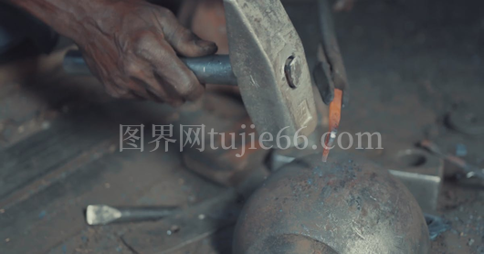 铁匠车间锤打金属