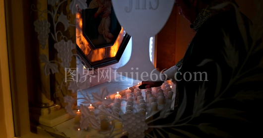 神父点烛虔诚景象