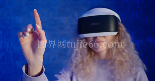 女性体验虚拟现实头盔