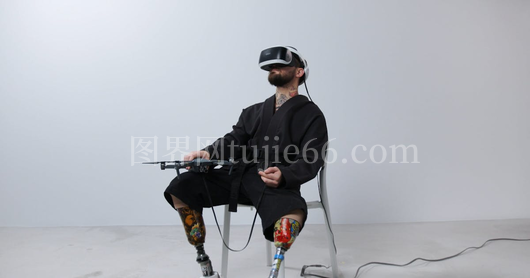 男子佩戴虚拟现实眼镜