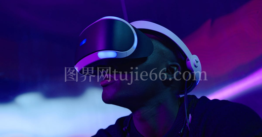 男性体验虚拟现实头盔