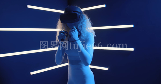 女性体验虚拟现实头盔游戏