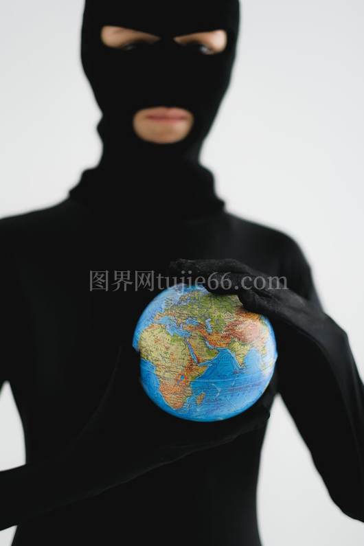 神秘黑影握地球仪全球神秘安全