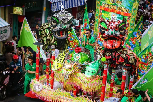 胡志明市节日游行舞狮表演盛况