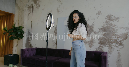 女性录制唱歌画面