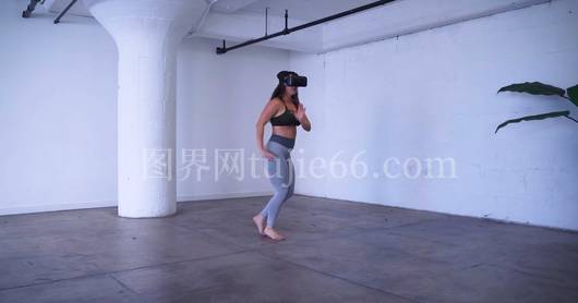女性虚拟现实头盔中翩翩起舞