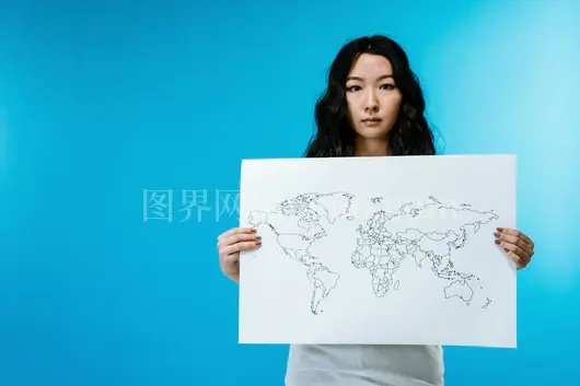 年轻女子手握世界地图肖像蓝背景