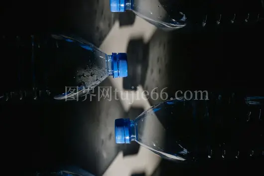 创意特写塑料瓶水污染