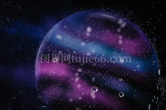 多彩彩虹映照奇妙景色