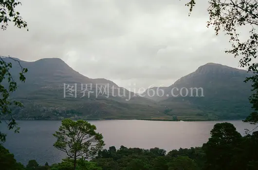 苏格兰高地山脉湖泊多云景致