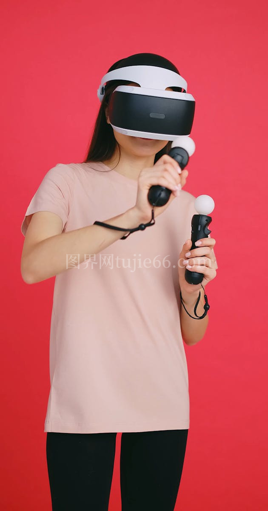 女孩畅游虚拟现实游戏世界