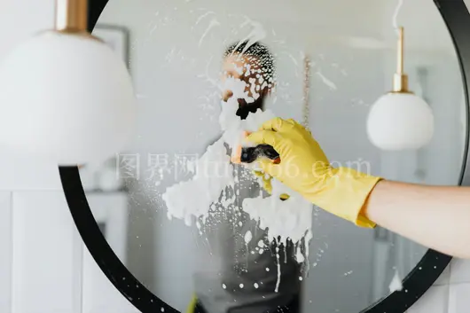 家政工黄手套擦浴室镜