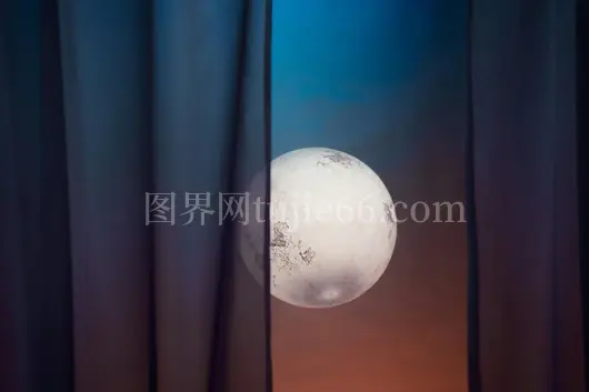 神秘满月夜空窗帘映衬