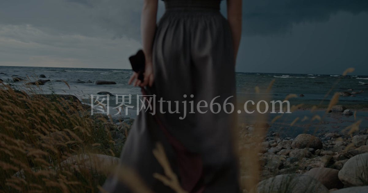 海边女性手握丝带优雅站立