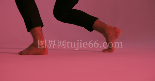 赤脚舞者舞动瞬间