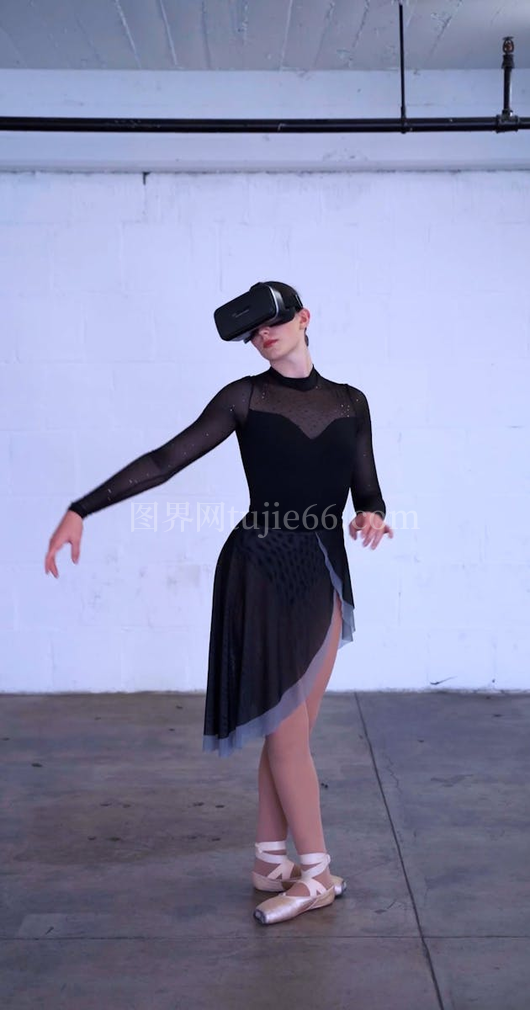 女性虚拟现实头盔穿戴体验