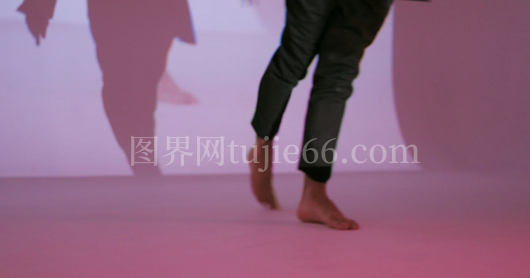 赤脚舞者展现自然艺术之美