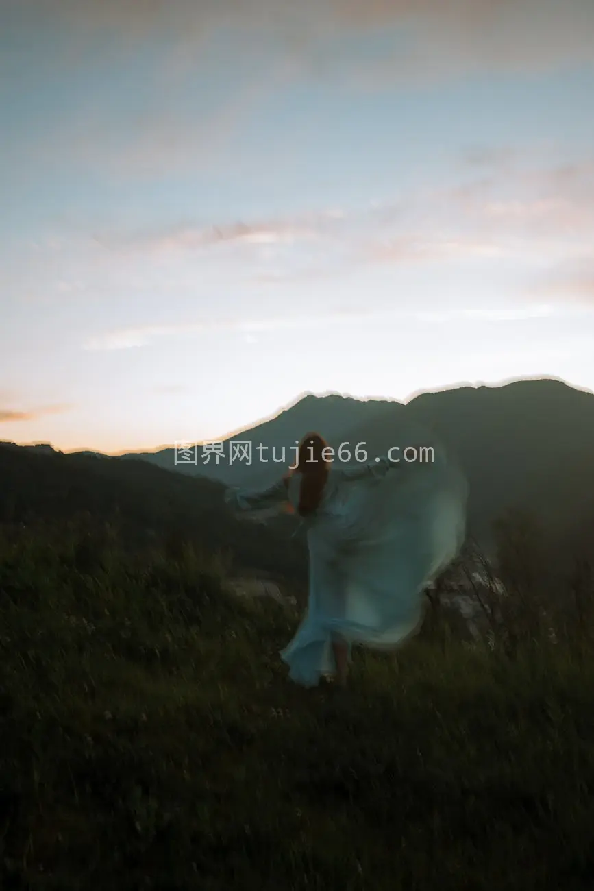 神秘女子山丘旋转青绿背景