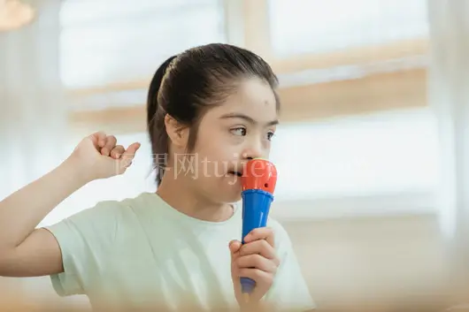 小女孩室内玩具麦克风唱歌欢乐多