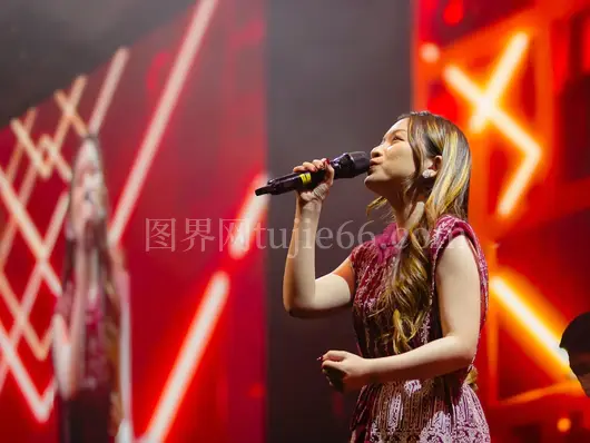 舞台女性麦克风唱歌