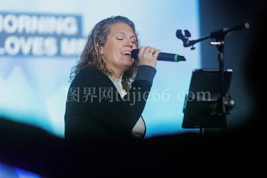舞台女性麦克风唱歌