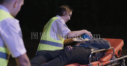 医护人员救助担架病患