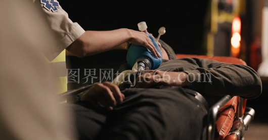 医护人员急救躺卧病人使用呼吸器
