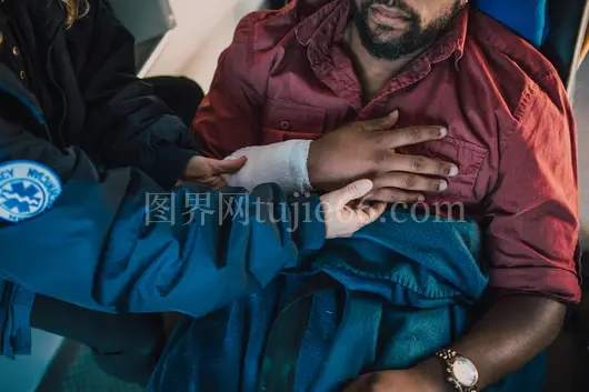 医护人员急救绷带伤员