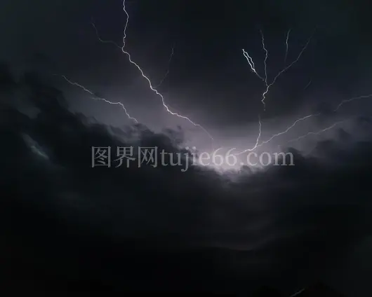 布德瓦闪电照耀夜空