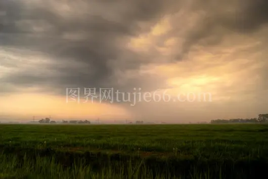 暴风雨天空中自然对比田野静美