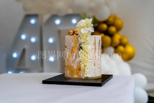 金色花饰生日蛋糕庆祝佳选