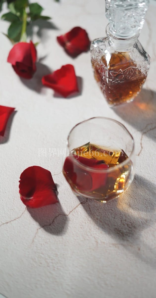 女性酒杯中放花瓣浪漫图