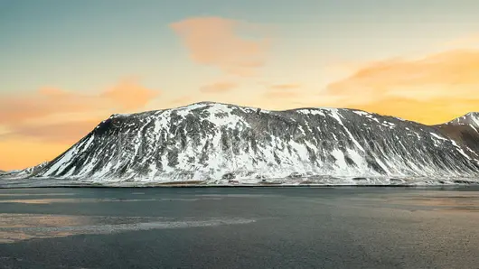 冰岛雪山日落海景