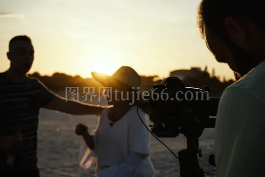 黄金时刻男女合影瞬间