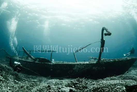 潜水员水下探秘神秘沉船深海美景