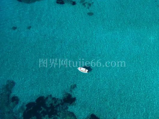 希腊帕洛卡斯特里萨碧水孤舟