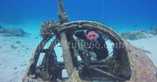 潜水员海底探沉船残骸