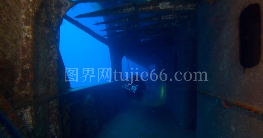潜水员探索沉船神秘景象