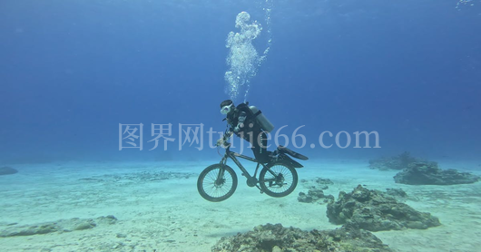 潜水员自行车水下探险奇遇