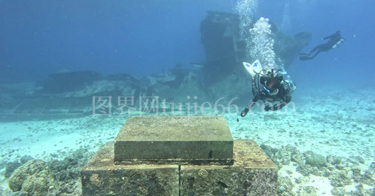 潜水员水下探秘沉船遗址