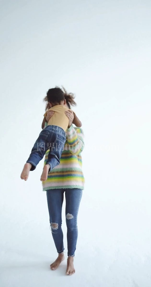 女子背幼童温馨瞬间