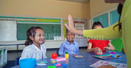 幼儿园学生用钱支付老师互动场景