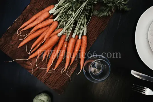 顶部视角成熟胡萝卜木板玻璃刀叉